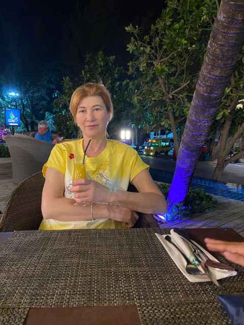 – Ну, гаразд, Зою, ти не ображайся, я й сам не розумію навіщо так поспішаю. Як поїзд – зупинитись не можу. Здається, що треба все робити швидше, а то на роботу незабаром викличуть… – сказав Олег Іванович. – А нікому я більше й не потрібен… Мда… – Що ти таке кажеш, Олеже?! Звісно, потрібен. Мені. Дітям. Та ти заспокойся. Іди погуляй. Подихай свіжим повітрям, а то на вулиці майже не буваєш.