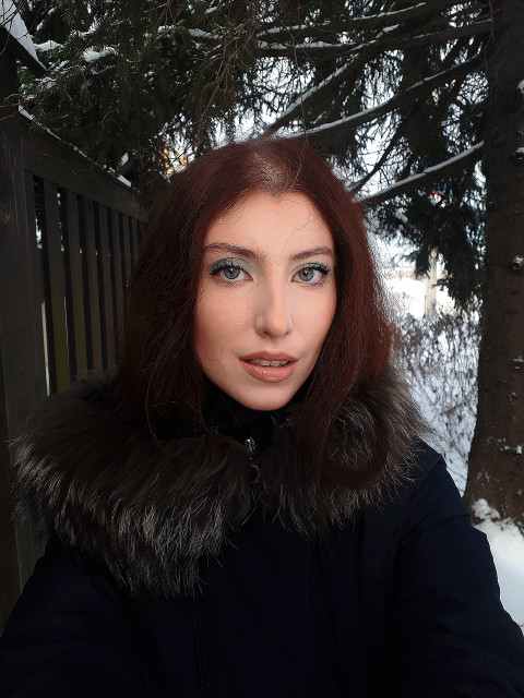 — Мила Надійко, сонечко, після танцю з тобою я ніяк не можу прийти до тями! Я сходжу від тебе з розуму, закохався, як школяр, навіть смішно. Скажи, я тобі подобаюся? Ти б хотіла ще раз зустрітися, вдвох наодинці, тільки ти і я? У Наді вмить пересохло в горлі, а серце стукотіло, як божевільне. Їй хотілося кричати на весь світ: «Дурненький! Та я мрію про це!». Але вона лише тихо кивнула і так на нього подивилася, що все стало зрозуміло без слів!