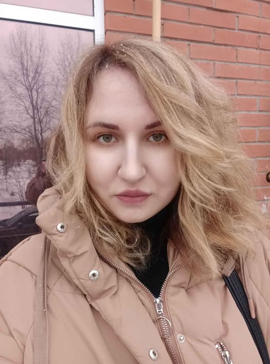 Всі гроші, що заробив, пішли на відновлення чоловіка. Цього у неї не відняти – на ноги вона його підняла. А потім…, раптом у неї з’явилася квартира, та й пішла вона від Пархоменка. …Ми з нею випадково зустрілися…, чи не випадково? Я з роботи виходив, а вона мимо йде з Христинкою – подругою своєю. Пам’ятаєш її? І що вони там робили, не знаю, я ж ща містом працюю, це місце не для прогулянок…