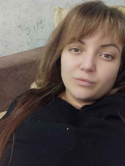 Він пішов, не обернувшись. Його кроки розносилися луною в коридорі — і в її розбитій душі. Марина дивилася на зачинені двері і плакала — тихо, беззвучно, наче поранена тварина. Перші тижні вона просто існувала. Не хотіла бачити ані маму, ані небо, ані візок, який став її кліткою.