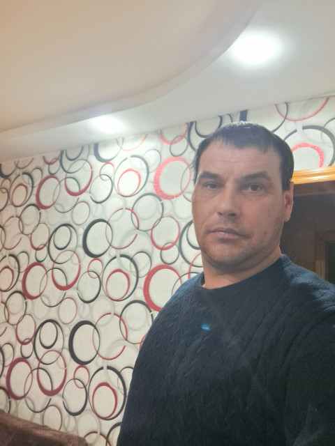 . Хлопчик лежав під ковдрою, очі відкриті, але дивилися кудись крізь стіни. Андрій сів поруч, не намагаючись заговорити. Просто був поряд. Через кілька хвилин хлопчик перевів на нього погляд. У цих очах було стільки болю й недовіри, що Андрій ледь стримався, щоб не відвернутися.