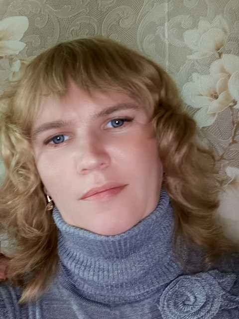 Світлана відчинила двері своїм ключем і одразу зрозуміла: у домі чужа людина…  Пахло котлетами. Але не її, фірмовими, з часничком і хлібом, вимоченим у молоці, а якимись їдальними, жирними, з надлишком цибулі. І ще пахло дешевими парфумами «Лаванда», які, здавалося, в’їдалися навіть у бетон.