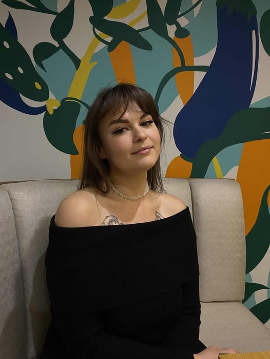 Свекруха одразу відсторонилася. Мати Тамарі допомогти не могла, жили вони дуже далеко. Чому? Після училища за розподілом Тамара поїхала за тисячу кілометрів від будинку, там і залишилася. До батьків вона повертатися не хотіла, а вони до неї й так би не поїхали. Добре, що від заводу виділили житло.