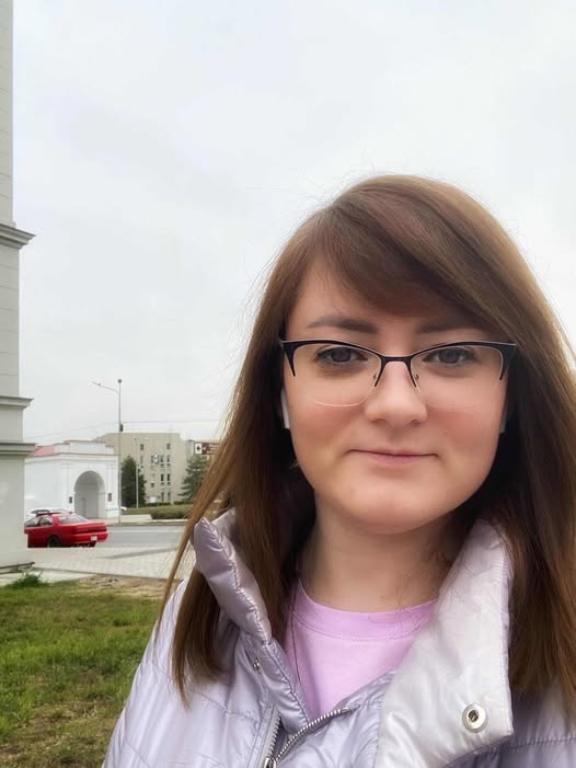 — Я дочка вашого чоловіка, — спокійно говорила жінка, дивлячись в очі Ніні Павлівні. Навіть не засоромилася.  — Приїхала познайомитися.