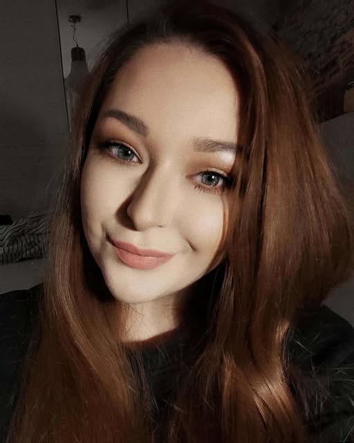 Ольга ще встигла повідомити матір, що чекає на дитину, а потім гірко плакала, обіймаючи чоловіка, і прощаючись з єдиною рідною людиною. Більше рідні в Олі не було. Батька її не стало, коли вона була маленькою, а мама Ольги була сиротою. Батьки Олега Олю прийняли одразу і без застережень. Поважна, добра, завжди готова допомогти, вона підкорила їхні серця своєю безпосередністю.