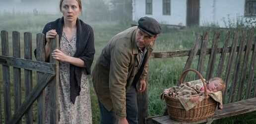 — Мишко, дивись! — я завмерла біля хвіртки, не в змозі повірити своїм очам.  Чоловік незграбно переступив поріг, зігнувшись під вагою відра з рибою. Ранкова прохолода липня пробирала до кісток, але те, що я побачила на лавці, змусило забути про холод.