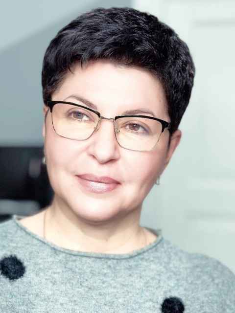 — Мамо, не ображайся… Ти ж розумієш, як складно з дітьми… Розумію. Вона завжди розуміла. Розуміла, коли він поїхав вчитися. Розуміла, коли одружився і перестав приїжджати на канікули. Розуміла, коли він вибрав роботу в Києві замість того, щоб залишитися поруч з овдовілою матір’ю. Але тепер розуміла інше: вона просто не входить до списку пріоритетів його життя. І ніколи не входила.