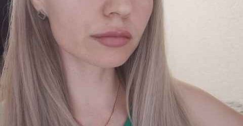 Я з посмішкою розливала червоне гостям, яких мій чоловік привів без попередження. А сама не могла відірвати погляду від неї. Вона була ідеальна: дорога укладка, брючний костюм за захмарні гроші й впевнений погляд хижачки, що оцінює свою здобич. Ігор представив її як «колегу Світлану».