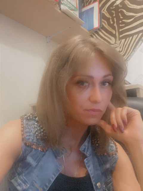 Десять років тому ця Віка твердо заявляла, що одна дитина їй «вище за дах», що кар’єра важливіша, і взагалі, «не всі народжені бути квочками». Що ж тепер змінилося, коли їй майже сорок? – Ну що, Ірино Трохимівно, – Вікторія нарешті обернулася до свекрухи. – Бачу по обличчю, ви теж не в захваті. Знову говоритимете, що ми не потягнемо?