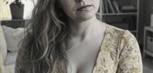 Вона тремтіла від страху перед візитом «міських» сватів, ховаючи найдорожчу частину свого життя — літню матір 80р.— у дальній кімнаті, боячись її «неідеальності».