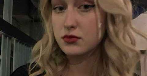 Вадим красиво залицявся, обережно вводячи її у свій світ великих грошей і можливостей. Він умів розмовляти з людьми так, що йому важко було відмовити. Перед ним відкривалися будь-які двері. Ірині лестила увага дорослого чоловіка.