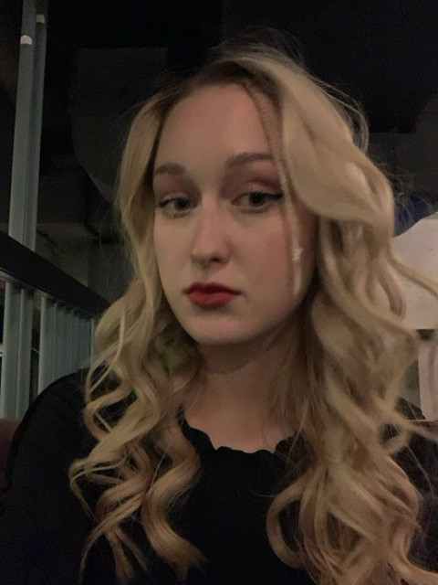 Вадим красиво залицявся, обережно вводячи її у свій світ великих грошей і можливостей. Він умів розмовляти з людьми так, що йому важко було відмовити. Перед ним відкривалися будь-які двері. Ірині лестила увага дорослого чоловіка.