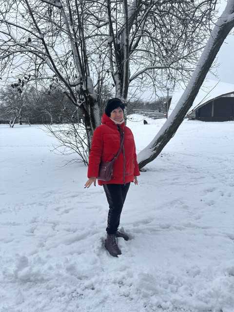 Пенсіонерка Лілія (або як всі називали, Ліля) Дмитрівна, важко зітхнувши, насилу перевернулася на інший бік. Боліли суглоби, сильно набрякли ноги. Вона втомилася ходити по лікарнях, втомилася від лікування.