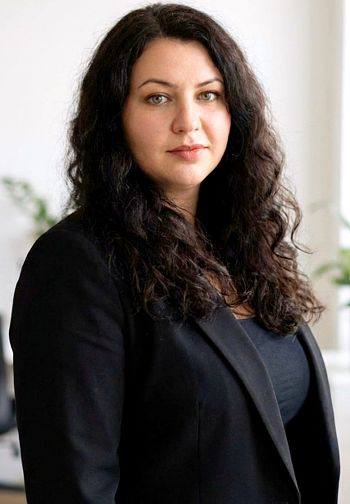 Дівчина присіла на край кухонного куточка, дістала носову хустинку з кишені й витерла піт із чола. Господиня заклопотала біля плити в очікуванні, коли гостя почне говорити.