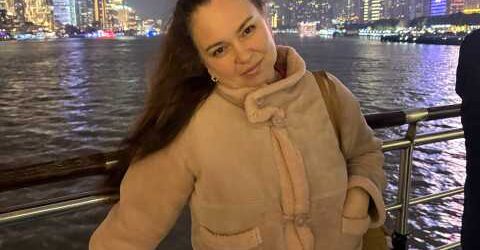 А я – чоловік. І для мене – будь-яка жінка прекрасна. Навіть начальниця, яка мене терпіти не може. Ви думаєте, я не знаю, що ви готуєте наказ про моє звільнення? – Так, готую! А знаєте, чому я вас хочу звільнити? – Звичайно, знаю. Тому що я вас не боюся. – Ні, не тому! Ви мене не боїтеся! Ви мене не поважаєте! І всі мої накази пропускаєте повз вуха! І тому з таким майстром ділянки нам не по дорозі.