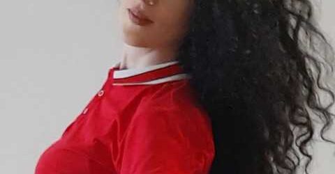 Сашко відкрив рота ще раз, але слова не прийшли. Він просто стояв, опустивши плечі, і дивився на уламки сільнички біля її ніг. Олена раптом зробила крок вперед, присіла навпочіпки та почала збирати шматочки порцеляни в долоню. – Обережно не наступи, – сказала вона Каті, – поріжешся. Це було так безглуздо і так по-домашньому, що Катя несподівано засміялася. Коротко, нервово, майже беззвучно. Сміх перейшов у кашель, потім у судомний вдих.