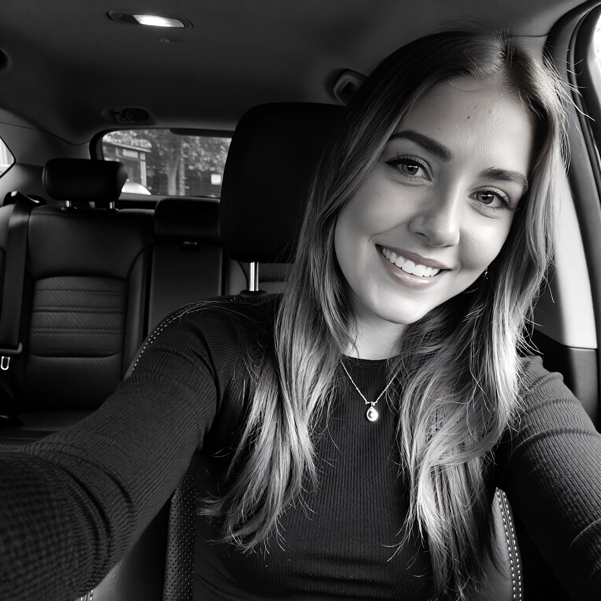 Зійшовся з дівчиною 23 роки — мені 36 років. Перші 2 місяці все було прекрасно, І тут я застукав її за «цікавим заняттям».. довелося тієї ж миті відправив її до мами…