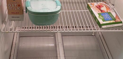 — Сергій, тут півтора кілограма м’яса було! Вона що, змогла за раз стільки з’їсти? І сир дорогий, який я на ювілей мамі берегла, теж «від стресу» допомагає? — Ти дріб’язкова стала, Оля. Сергій нарешті зволив повернути голову. Його обличчя було ображеним, як у дитини, у якої відібрали цукерку. — У сестри життя руйнується, чоловік-тиран вигнав, а ти шматок сиру шкодуєш. Все-таки рідна кров. Ольга повільно закрила холодильник. У грудях розливався знайомий тягар, а на шиї виступили червоні плями — вірна ознака стрибка тиску…