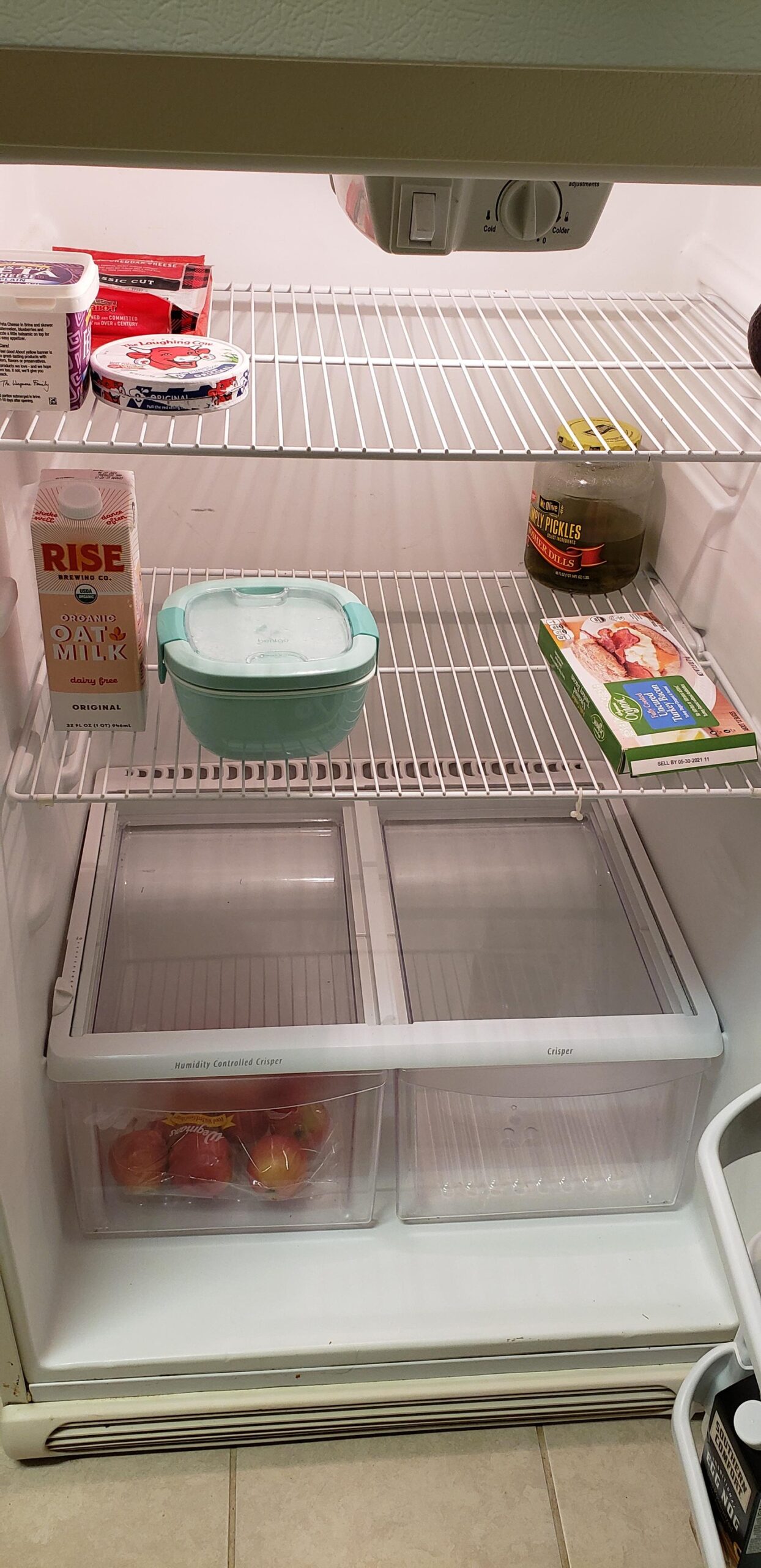 — Сергій, тут півтора кілограма м’яса було! Вона що, змогла за раз стільки з’їсти? І сир дорогий, який я на ювілей мамі берегла, теж «від стресу» допомагає? — Ти дріб’язкова стала, Оля. Сергій нарешті зволив повернути голову. Його обличчя було ображеним, як у дитини, у якої відібрали цукерку. — У сестри життя руйнується, чоловік-тиран вигнав, а ти шматок сиру шкодуєш. Все-таки рідна кров. Ольга повільно закрила холодильник. У грудях розливався знайомий тягар, а на шиї виступили червоні плями — вірна ознака стрибка тиску…