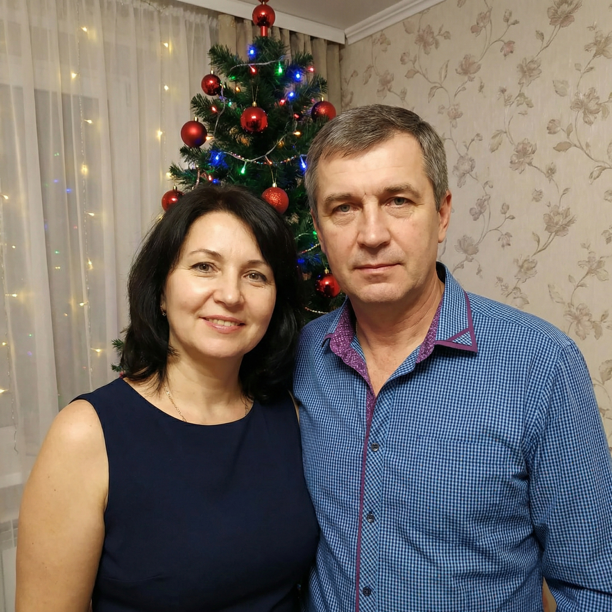 Іван прийшов додому, зайшов на кухню, на столі його чекала вечеря. – Дивно, а де Ліля, – подумав чоловік. Він пройшов у спальню, дружина сиділа на підлозі і складала речі у сумку. – Ти кудись їдеш? – запитав Іван. – Мені дали направлення до обласного центру, на огляд. Є погані підозри, – раптом сказала Ліля. – В сенсі погані? – здивувався Іван. – У тебе що, це саме… Від чого твоєї мами не стало. Іван дивився на дружину і не міг повірити в те, що відбувається