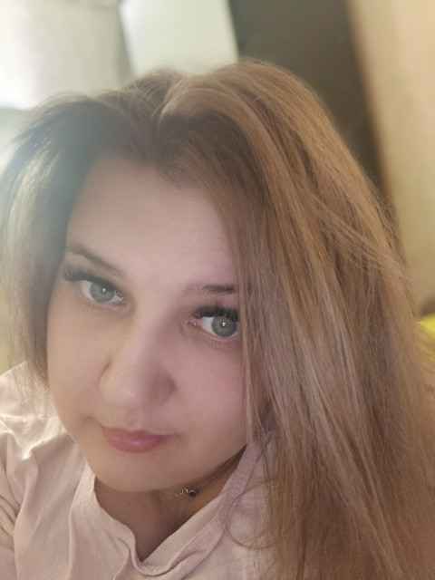 Я відчуваю, як все пливе перед очима. Келих випадає з рук, розбивається об підлогу. Напій розливається червоною калюжею. – Ніно Петрівно, ви що кажете? – ледве видавлюю я. – Правду кажу, люба. Не хотіла раніше розповідати.