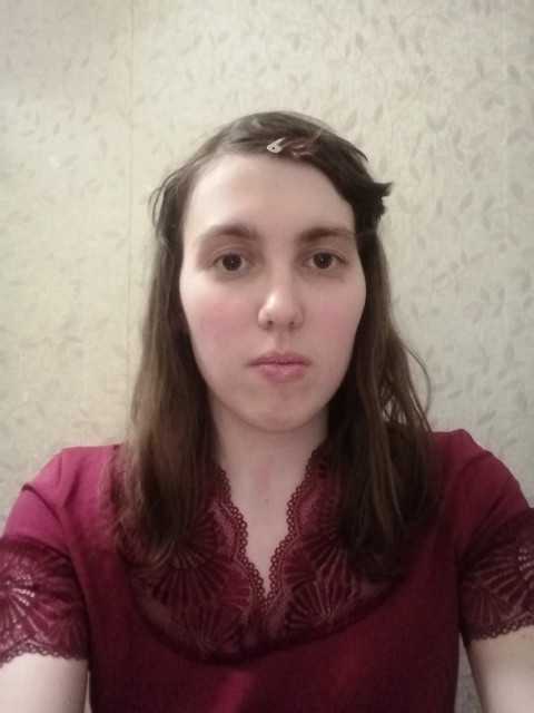 – Сестра заміж виходила, вони мало не всю худобу збули, щоб весілля хороше зробити. Брат одружився, вдруге, до речі, бабусин будинок продали, гроші йому, – а як же, молода сім’я! – До мене на весілля, та яке там весілля, реєстрація, вони їхати не захотіли, так вийшло, що я пізніше за всіх заміж виходила, поки вчилася, кар’єру будувала, – так вони не приїхали, у них же худоба…