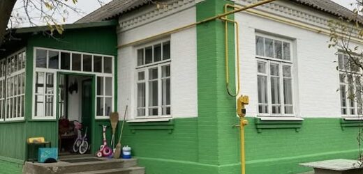 Ірина була в своєму кабінеті, коли туди забіг її чоловік Андрій. – Як це розуміти? – одразу вигукнув він. – Що? Звільнення? А ти сам не знаєш? – спокійно відповіла дружина. – Ні, – розвів він руками. – І не здогадуєшся? – Ірина підозріло подивилася на Андрія. – Ні, – знову повторив він. – А я тебе звільнила через Василя! Я все знаю. І ще. Речі свої збирай. Я більше не хочу бачити тебе вдома, – раптом сказала вона. – Якого ще Василя? Що знаєш? – Андрій здивовано дивився на дружину, нічого не розуміючи