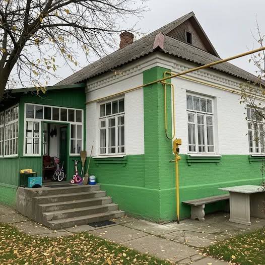 Ірина була в своєму кабінеті, коли туди забіг її чоловік Андрій. – Як це розуміти? – одразу вигукнув він. – Що? Звільнення? А ти сам не знаєш? – спокійно відповіла дружина. – Ні, – розвів він руками. – І не здогадуєшся? – Ірина підозріло подивилася на Андрія. – Ні, – знову повторив він. – А я тебе звільнила через Василя! Я все знаю. І ще. Речі свої збирай. Я більше не хочу бачити тебе вдома, – раптом сказала вона. – Якого ще Василя? Що знаєш? – Андрій здивовано дивився на дружину, нічого не розуміючи