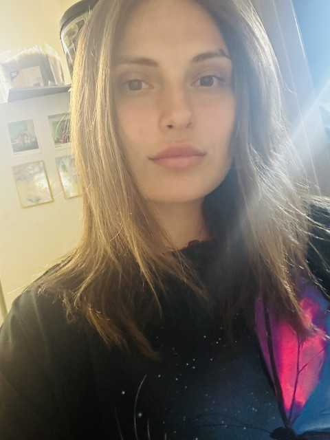 — Я збирався тобі розповісти, — тихо почав він, але Крістіна похитала головою. — Коли? За місяць? За рік? — її голос залишався дивовижно рівним. — Чи коли я сама дізналася б, як сьогодні? — Маша… вона колега з нового проєкту, — Сергій говорив, дивлячись у підлогу. — Все почалося так нерозумно – корпоратив, потім спільні обіди… Я не планував, чесно. Якось само… — Само? — Христина гірко усміхнулася. — Телефон теж сам купився? І сам сховався у твоєї мами?