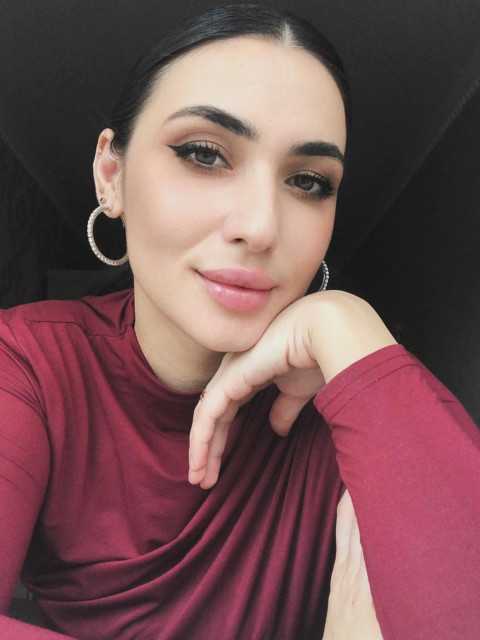 Втомлена присіла на диван, на якому Ніна Іванівна зазвичай дивилася телевізор. І заплакала. Тихо, майже беззвучно. Доросла жінка на відповідальній посаді, яка вже сама стала бабусею, вона витирала сльози. Додому повернулася пізно, а вранці, у прийомні години, знову прийшла до лікарні.