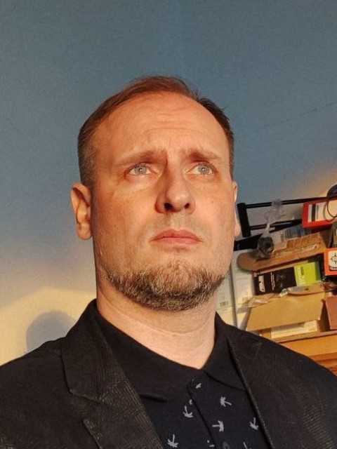 Рити не стало раптово: вранці відвела Сеню до дитячого садка, вдень зателефонували з роботи, а до вечора Антон уже стояв у лікарняному коридорі й не розумів, чому лікарі розмовляють тихими голосами.