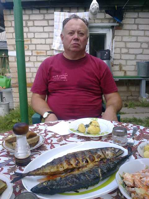 Мені 68, і сьогодні мій син підняв на мене руку. Сталося це через те, що я ввічливо попросив його дружину не диміти в моїй присутності.  У відповідь він назвав мене старим, що погано пахне, і наказав замовкнути. Його дружина лише посміхнулася, заявивши, що давно слід було мене «поставити на місце».