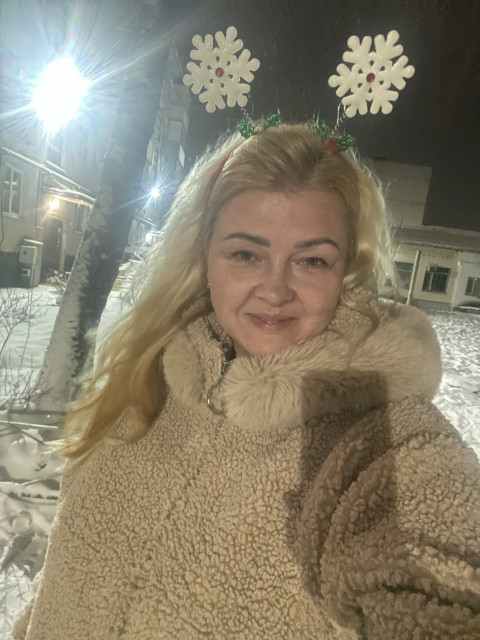 Провести маму в останню путь прийшли навіть такі люди, яких я і в очі не бачила. Але вся увага їх була прикута до мене, бо як то так, я така сяка, навіть не горюю, не завиваю за рідною людиною. По селу відразу чутки пішли, що я нарешті зітхну з полегшенням і заживу в тих хоромах, які мені батьки залишили. Але ніхто не знає, що всі свої сльози я вже виплакала за тих 10 років, поки мама була прикута до ліжка, а перед мамою в такому ж стані 5 років був батько.