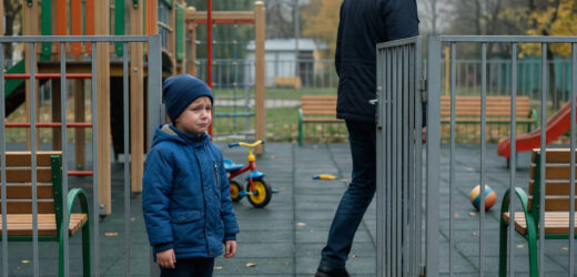 Перед випускним ми пішли купувати костюм. Я хотів щось яскраве, як у моїх однокласників — світле, сучасне. Батько ж вибрав темно-синій, класичний варіант. — Куди ти потім той білий одягнеш? — практично зауважив він. — А в цьому і на роботу, і на свято. Бери цей, він якісний. Ми купили його. Це було недешево, і я бачив, як батько відраховував гроші, які довго збирав. На самому святі він пробув рівно десять хвилин. Побачив, як мені вручили атестат, кивнув і пішов. — Не гуляй до ранку, — сказав на прощання. Я, звісно, гуляв. Але всередині було якесь дивне відчуття порожнечі. Усі навколо фотографувалися з батьками, мами плакали, тати обіймали синів за плечі. А я стояв один у своєму добротному синьому костюмі. Я вступив до університету на програміста. Це була моя стихія. Батько вперше сказав: «Молодець». Одне слово, а мені здалося, що я підкорив Еверест. На третьому курсі я зустрів Олену