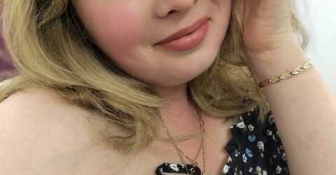 Валентина Петрівна оселилася у нас два місяці тому. «Це на певний час, — сказав тоді Вітя, — поки Свєтка закінчує інститут». Тимчасово розтягувалося і перетворювалося на кошмар, який, схоже, тільки починався. Перший тиждень вона просто вивчала територію. Рилася в шафах, перевіряла чеки з магазинів, рахувала мою зарплату. З того дня почалося викачування грошей. То на сукню Світланці, то на туфлі, то на фату. Вітя віддавав. Я мовчала, бо це його сестра і його гроші. Але свекруха почала залазити і в мої.