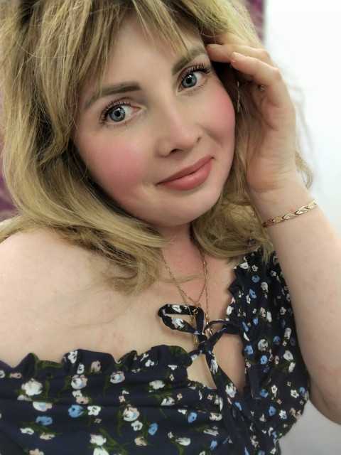 Валентина Петрівна оселилася у нас два місяці тому. «Це на певний час, — сказав тоді Вітя, — поки Свєтка закінчує інститут». Тимчасово розтягувалося і перетворювалося на кошмар, який, схоже, тільки починався. Перший тиждень вона просто вивчала територію. Рилася в шафах, перевіряла чеки з магазинів, рахувала мою зарплату. З того дня почалося викачування грошей. То на сукню Світланці, то на туфлі, то на фату. Вітя віддавав. Я мовчала, бо це його сестра і його гроші. Але свекруха почала залазити і в мої.