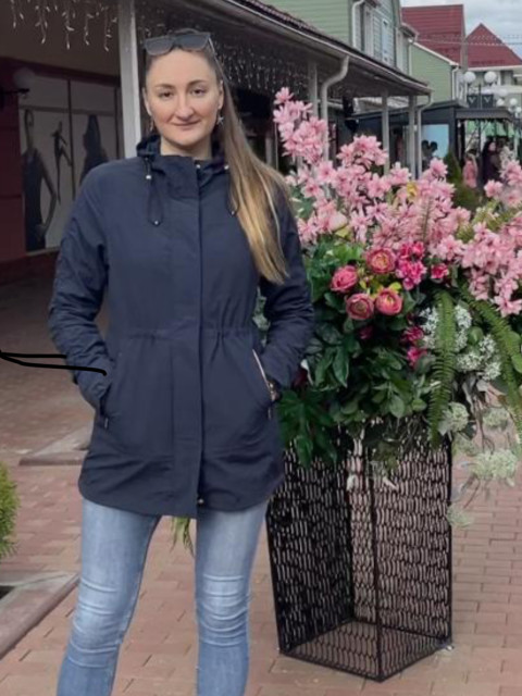 — Що значить знайдемо? Мамо, це наша квартира. Ти ж сама подарувала. — Ой, Павлику, не будь дитиною. Яка різниця, хто де живе? Ви сім’я, повинні допомагати один одному. — Ти знав, — раптом зрозуміла Марина. — Ти знав, що вона збирається це зробити. — Марино, я… Я думав, мама передумає. Я просив її почекати, поговорити з тобою спочатку…