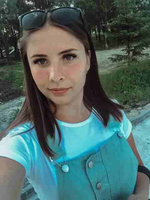 – Навіщо ти приїхала? – мати тримала двері ногою, трохи прочинивши, – Як мені тепер людям в очі дивитися? Не дочка ти мені.