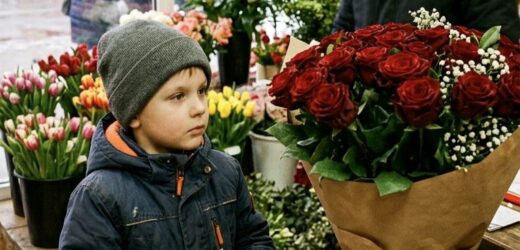 — Дядечку, вибачте… А одинадцять троянд — це дуже дорого?