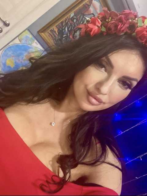 – Стривайте! – Вигукнула Оля і скривилася. – Я ще не все вам розповіла. Йому не можна мене кохати. У жодному разі не можна. І тому і ви маєте допомогти мені. Ви повинні відмовити його… Розумієте? – Ні… – пробурмотів здивовано Василь. – Чогось я не зрозумію, дівчино? Ви що, чимось серйозно хворієте? Що вас таку не можна любити. – Ну, чому одразу – хворію? – Оля зробила страждальне обличчя. – Не в цьому річ.