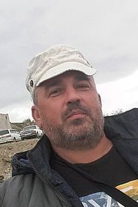 Мама в мене вже зовсім старенька. 83 роки.Я забрав до себе маму. Спочатку моя дружина нічого не казала, та вже за тиждень присутність мами почала її дратувати.– Слухай, я не думала, що вона тут так довго житиме. Я вже не можу. – Але що ти пропонуєш? – Відправляй її назад в село. – Але ж вона сама не впорається! – Всі так живуть. Ні з ким діти не носяться! .