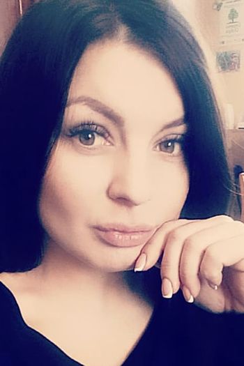 — Останній платіж, Катюшо! Все! Ми вільні! — Василь кружляв дружину по тісній кухні, щасливо сміючись. Вони щойно закрили кабальний кредит..— Тепер заживемо! Знімемо свою квартиру, поїдемо на море….