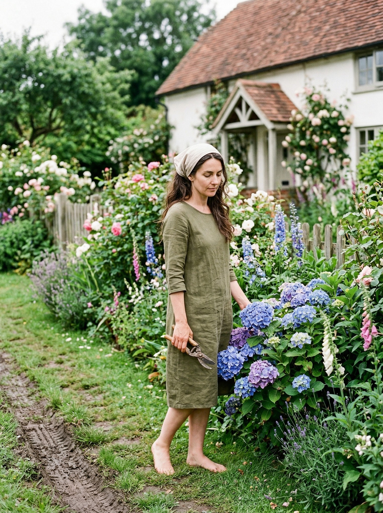 — Пожила тут гостею, і вистачить! Тепер у цьому домі будуть господарями рідні люди
