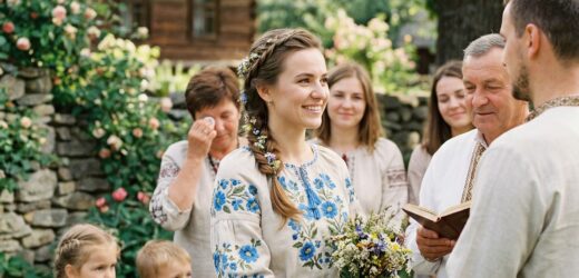 У селі, язиками чесали: «Двічі в ту саму річку лізуть». Весілля було тихим. Тільки діти, куми та декілька найближчих друзів. Ганна була не в білій сукні, а в гарній вишиванці з блакитними квітами — символом надії