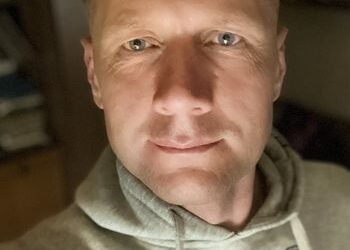 Повідомлення прийшло в суботу вранці, коли я стояла на балконі й поливала квіти. WhatsApp раптово видав звичний звук, і я машинально подивилася на екран. Номер був збережений під категоричною позначкою «Не брати слухавку». Але цікавість взяла гору, і я відкрила повідомлення. «Тамаро, привіт. Давно не спілкувалися. Мені потрібна твоя допомога. Серйозне питання. Зателефонуємося?»