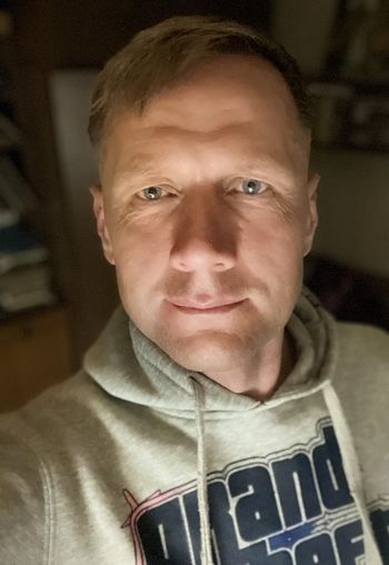 Повідомлення прийшло в суботу вранці, коли я стояла на балконі й поливала квіти. WhatsApp раптово видав звичний звук, і я машинально подивилася на екран. Номер був збережений під категоричною позначкою «Не брати слухавку». Але цікавість взяла гору, і я відкрила повідомлення. «Тамаро, привіт. Давно не спілкувалися. Мені потрібна твоя допомога. Серйозне питання. Зателефонуємося?»