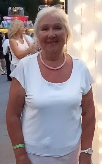 — Коли вже твоя Катька роботу знайде? — вчергове запитала сина Надія Василівна. — Мамо, ну годі вже ту тему піднімати, ми не маємо потреби. — відповів Костянтин. — Жінка повинна бути при ділі. Твоя ж сидить удома і нічого не робить.— Ага, шукає вона нішу, бізнесменка. Мабуть, сидить цілими днями та розважається в тих ваших інтернетах. Я у віці, і то чекаю, коли дача почнеться, щоб без діла не сидіти, а ви якісь ледарі…