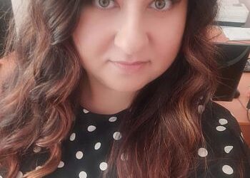 — Женю, не хвилюйся, все буде гаразд, — знову намагався заспокоїти наречену Михайло. Але Женя, розчервоніла чи то від морозу, чи то від переживань, уперши руки в боки, скинула головою. — Ні, Мішо, не буде нормально. Не буде. Не з твоєю мамою. Ти мені що казав, коли на знайомство вів, га? «Не хвилюйся, мама прийме будь-який мій вибір»