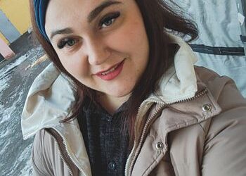 Побачення після тридцяти п’яти, це взагалі окрема дисципліна, майже екстремальна. Уже не виходить втрачати голову від першого враження, гормони не заглушують здорового глузду, а на будь-якого потенційного «принца» дивишся крізь призму накопиченого досвіду. Але, як не крути, ми все одно залишаємося жінками, і десь усередині продовжуємо вірити в диво. От і я повірила, коли познайомилася з Валерієм, якому було сорок.