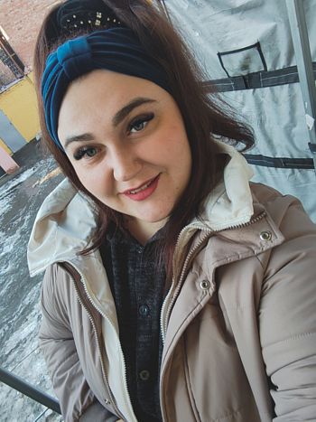 Побачення після тридцяти п’яти, це взагалі окрема дисципліна, майже екстремальна. Уже не виходить втрачати голову від першого враження, гормони не заглушують здорового глузду, а на будь-якого потенційного «принца» дивишся крізь призму накопиченого досвіду. Але, як не крути, ми все одно залишаємося жінками, і десь усередині продовжуємо вірити в диво. От і я повірила, коли познайомилася з Валерієм, якому було сорок.